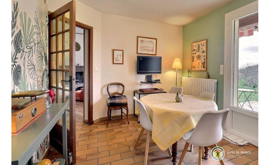 Cuisine équipée avec table d'appoint