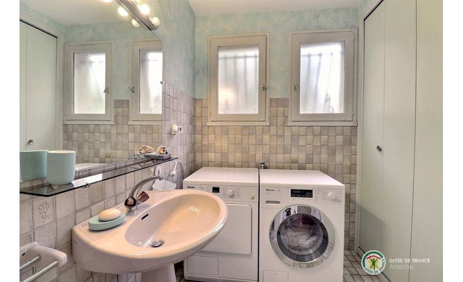 Salle d'eau avec douche