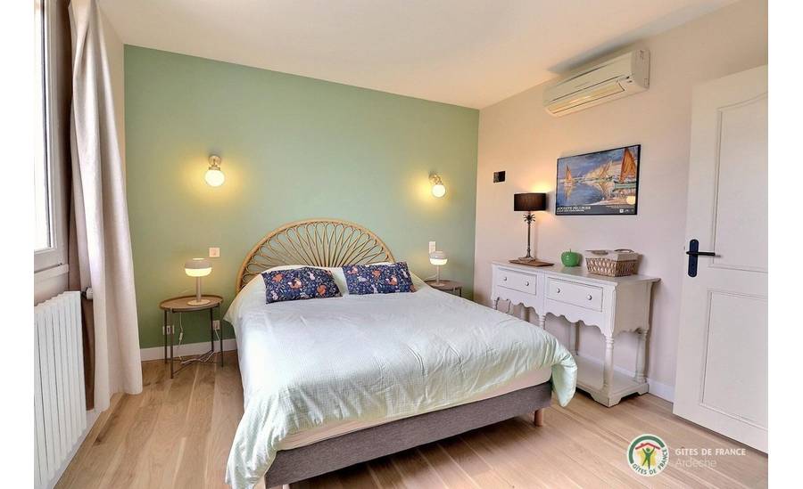 Chambre climatisée avec lit en 160