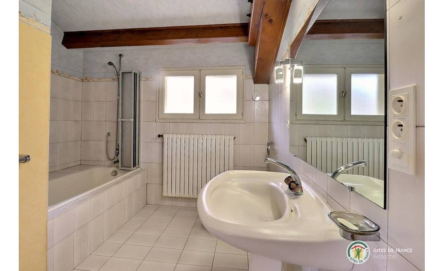 Salle de bain avec baignoire et bidet