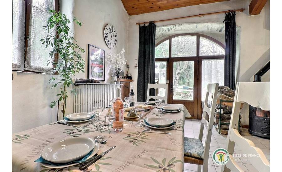 Espace repas dans la pièce de vie