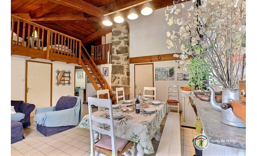 Pièce de vie avec escalier desservant la mezzanine