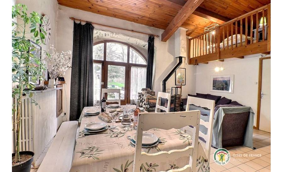 Espace repas dans la pièce de vie