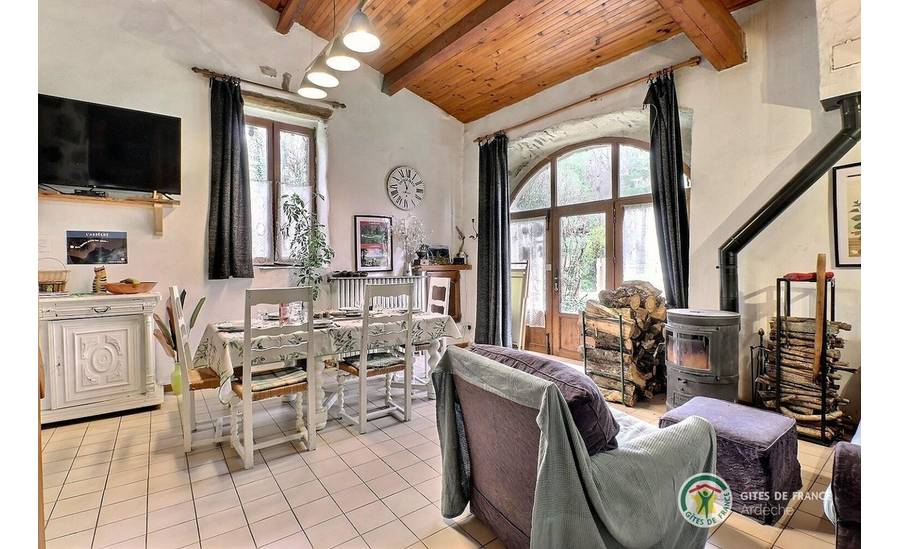 Espace repas dans la pièce de vie