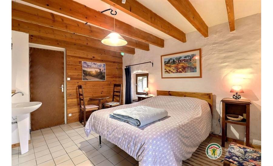 Chambre avec lit en 140 et lavabo