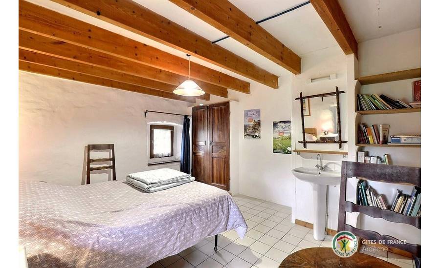 Chambre avec lit en 140 et lavabo