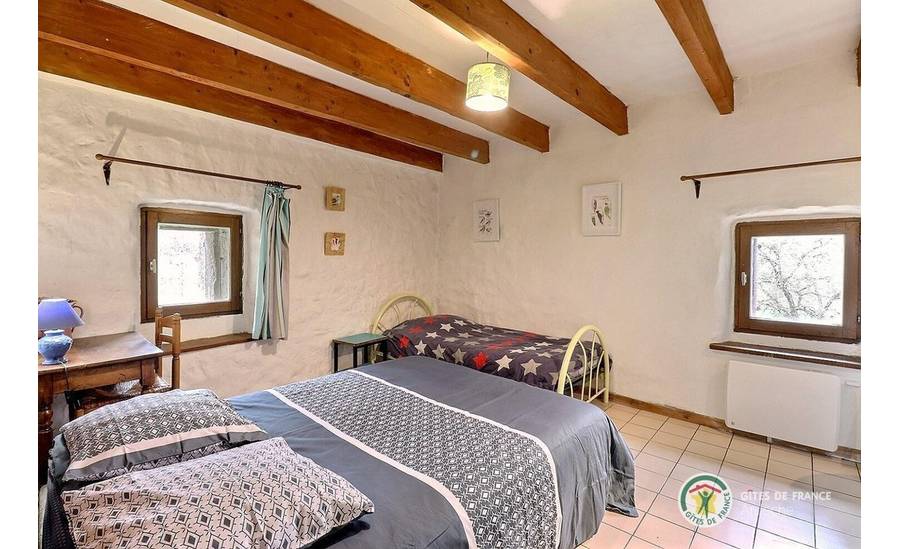 Chambre avec lit 140 et lit 90, ainsi qu'un lavabo