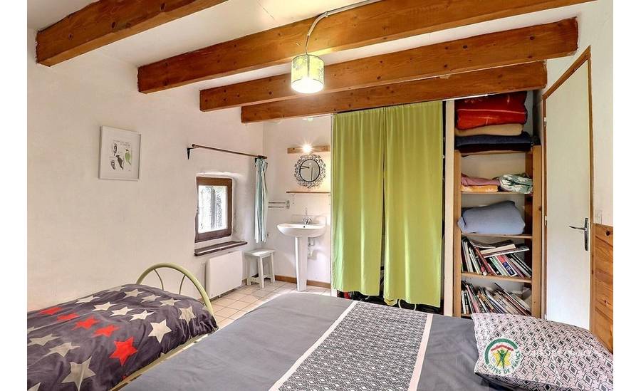 Chambre avec lit 140 et lit 90, ainsi qu'un lavabo