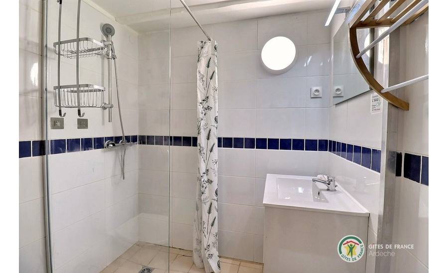 Salle d'eau avec douche et WC