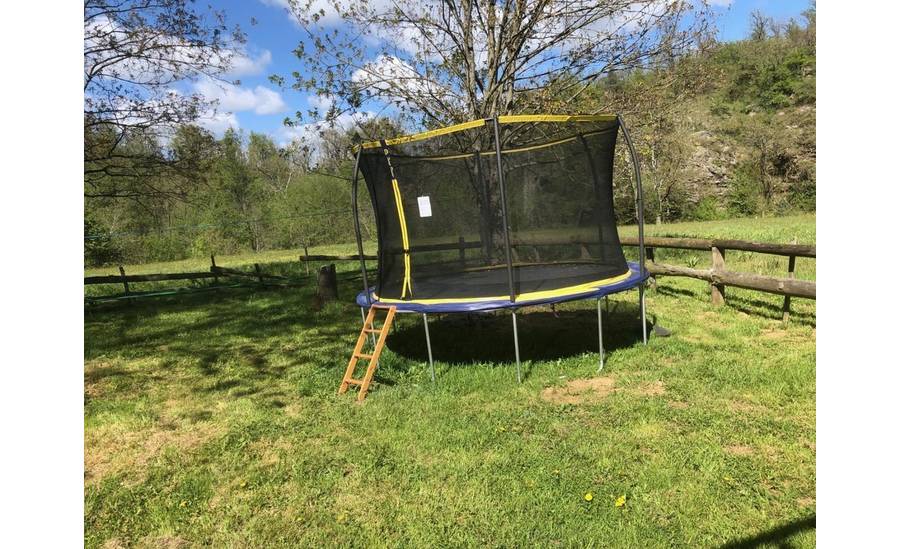 Trampoline dans le jardin commun
