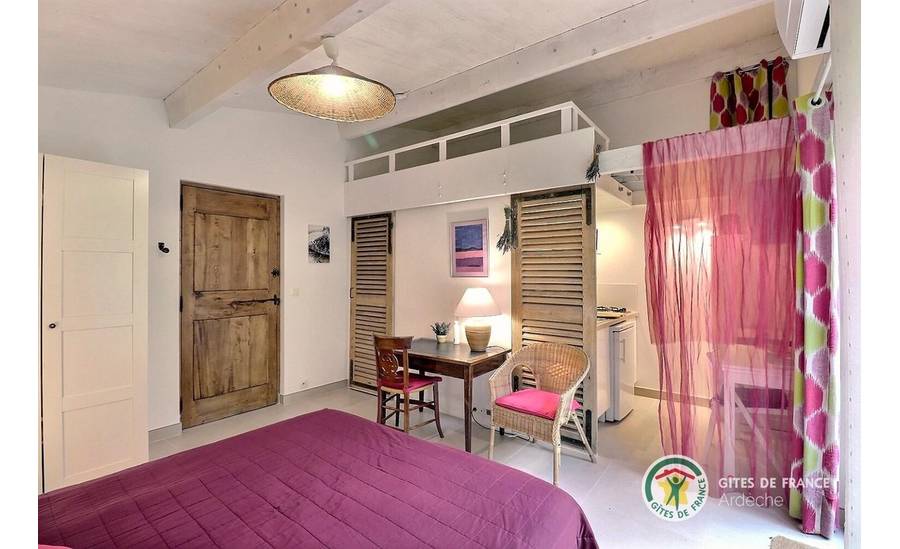 Studio avec climatisation réversible, lit en 160 et coin kitchenette