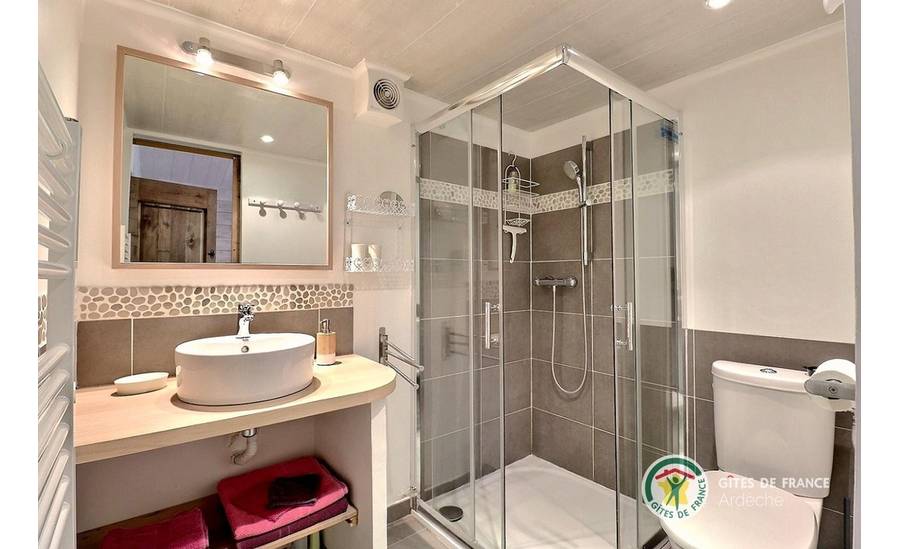 Salle d'eau avec douche et WC