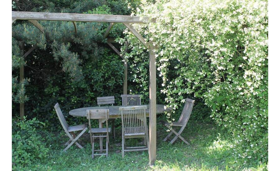 Coin ombragé dans le jardin partagé de la propriété