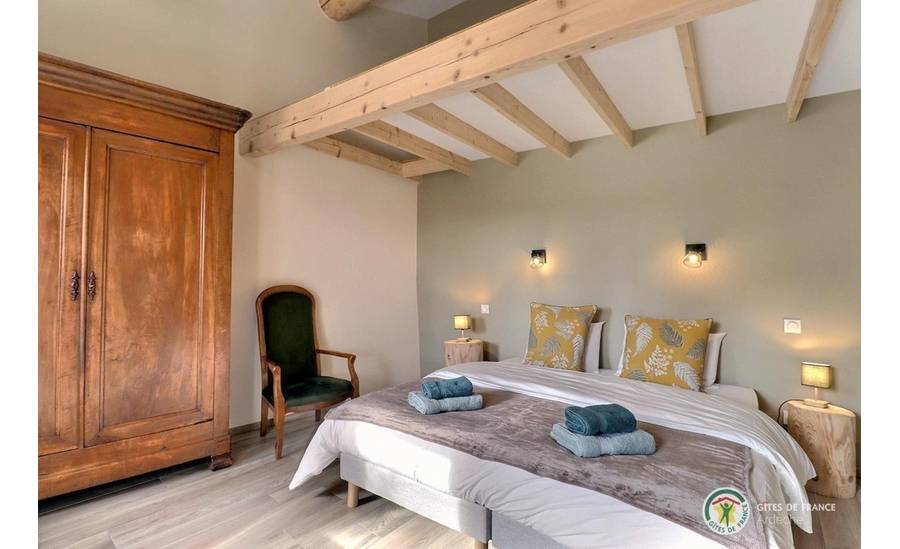 Chambre au même niveau que la pièce de vie avec lit en 180 (modulable en deux lits 90)