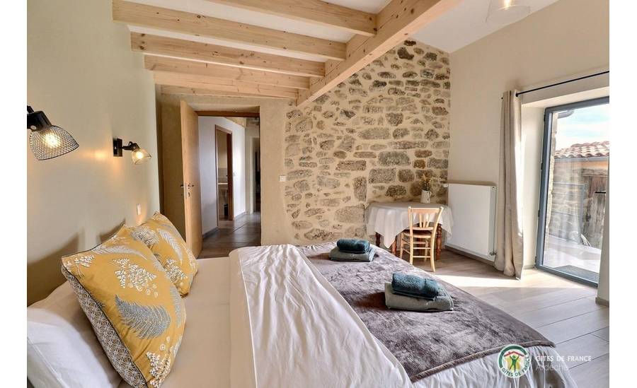Chambre au même niveau que la pièce de vie avec lit en 180 (modulable en deux lits 90)