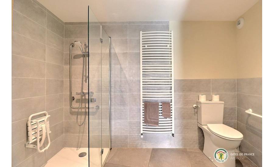 Salle d'eau avec douche, lavabo et WC accès PMR
