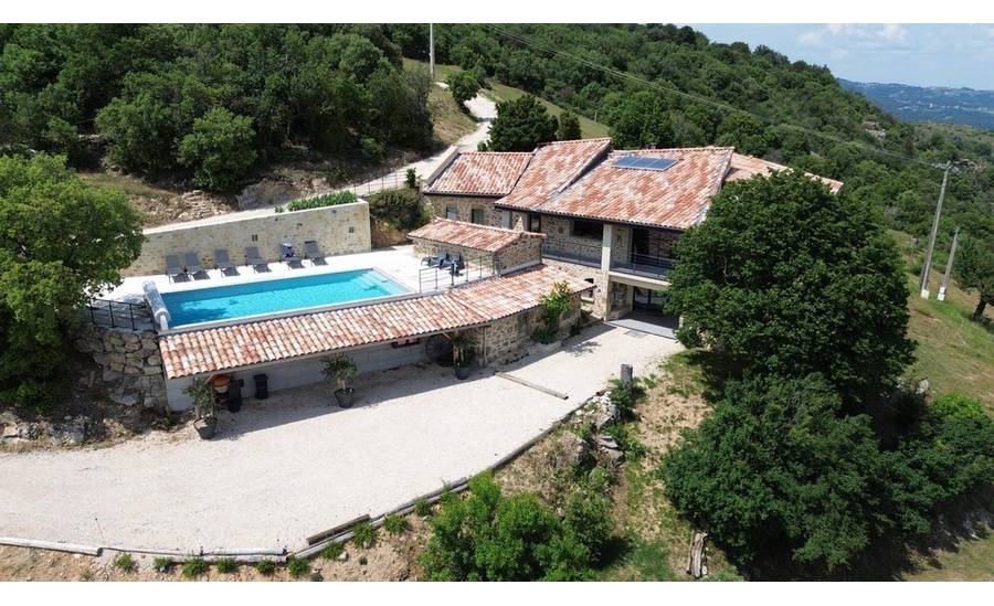 La piscine, le jeu de pétanque et la ferme