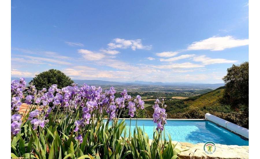 Piscine avec vue sur les reliefs