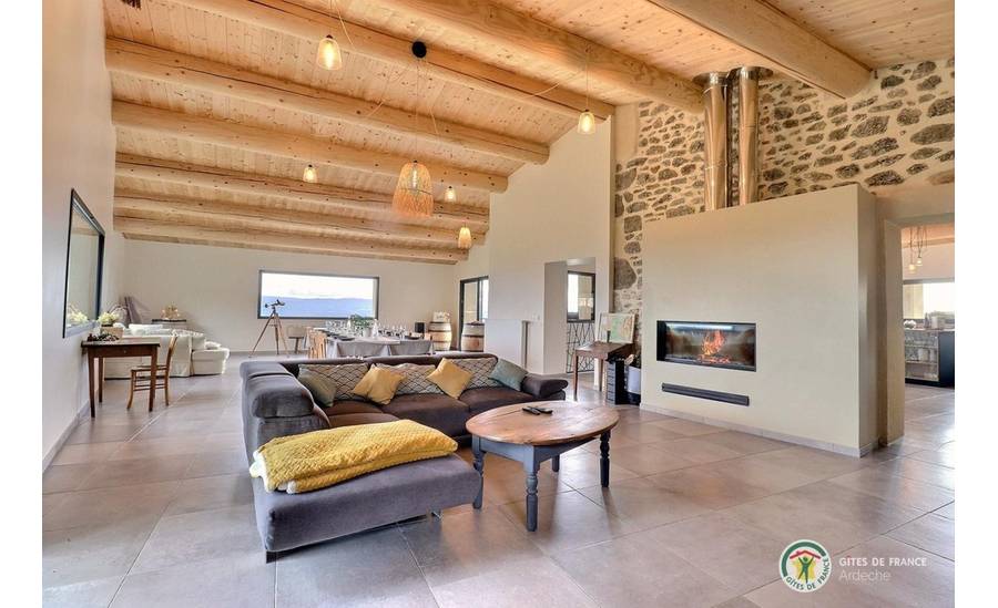 Pièce de vie avec cheminée