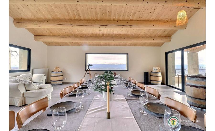 Pièce de vie avec table pour les repas