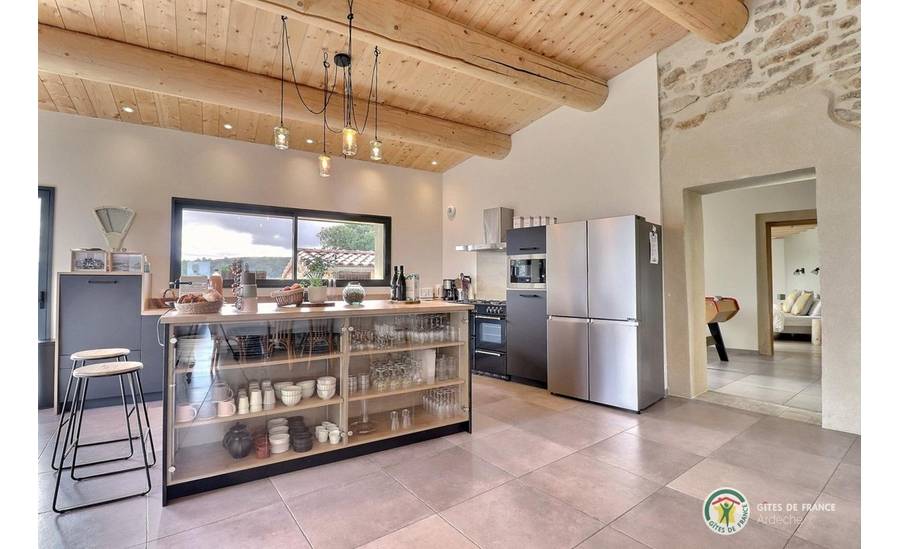 Cuisine équipée avec îlot central