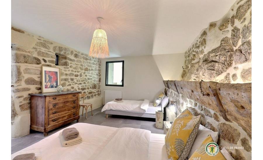 Chambre avec lit 180 (modulable en 2 lits 90) et lit en 90, avec salle d'eau privative.