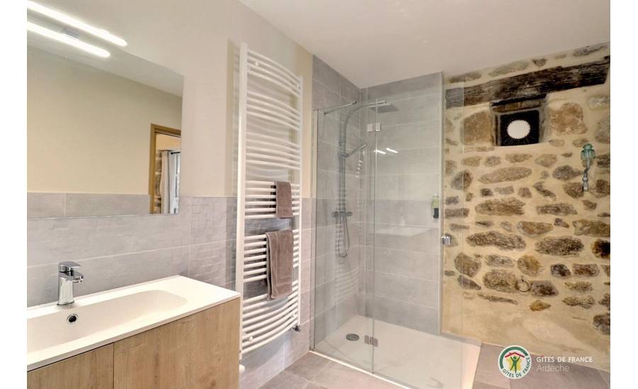 Salle d'eau privative avec douche et WC