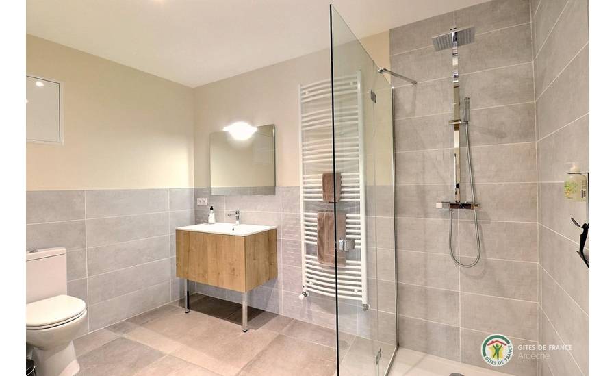 Salle d'eau avec douche et WC