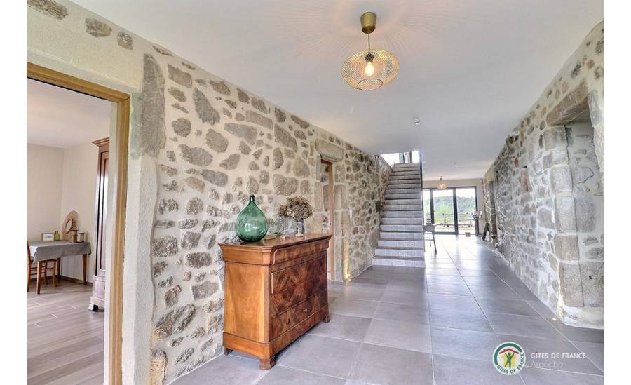 Grand couloir desservant les chambres et salles d'eau