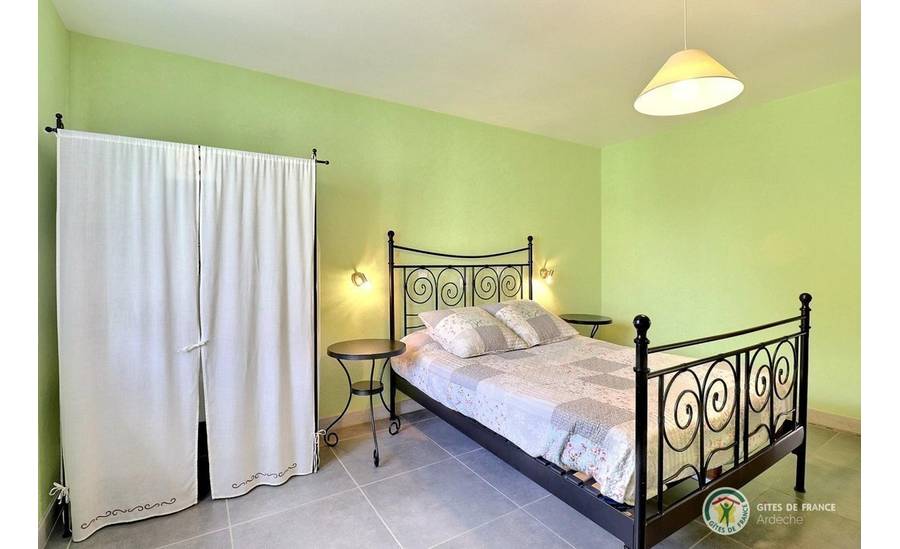 Chambre accessible PMR, lit en 140